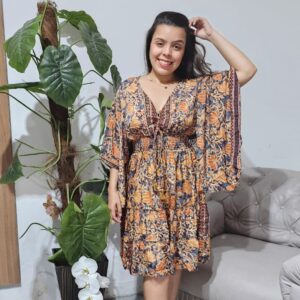 Vestido Curto Indiano com Mangas Kimono e Lastex na Cintura – Estampa Floral Mostarda e Azul