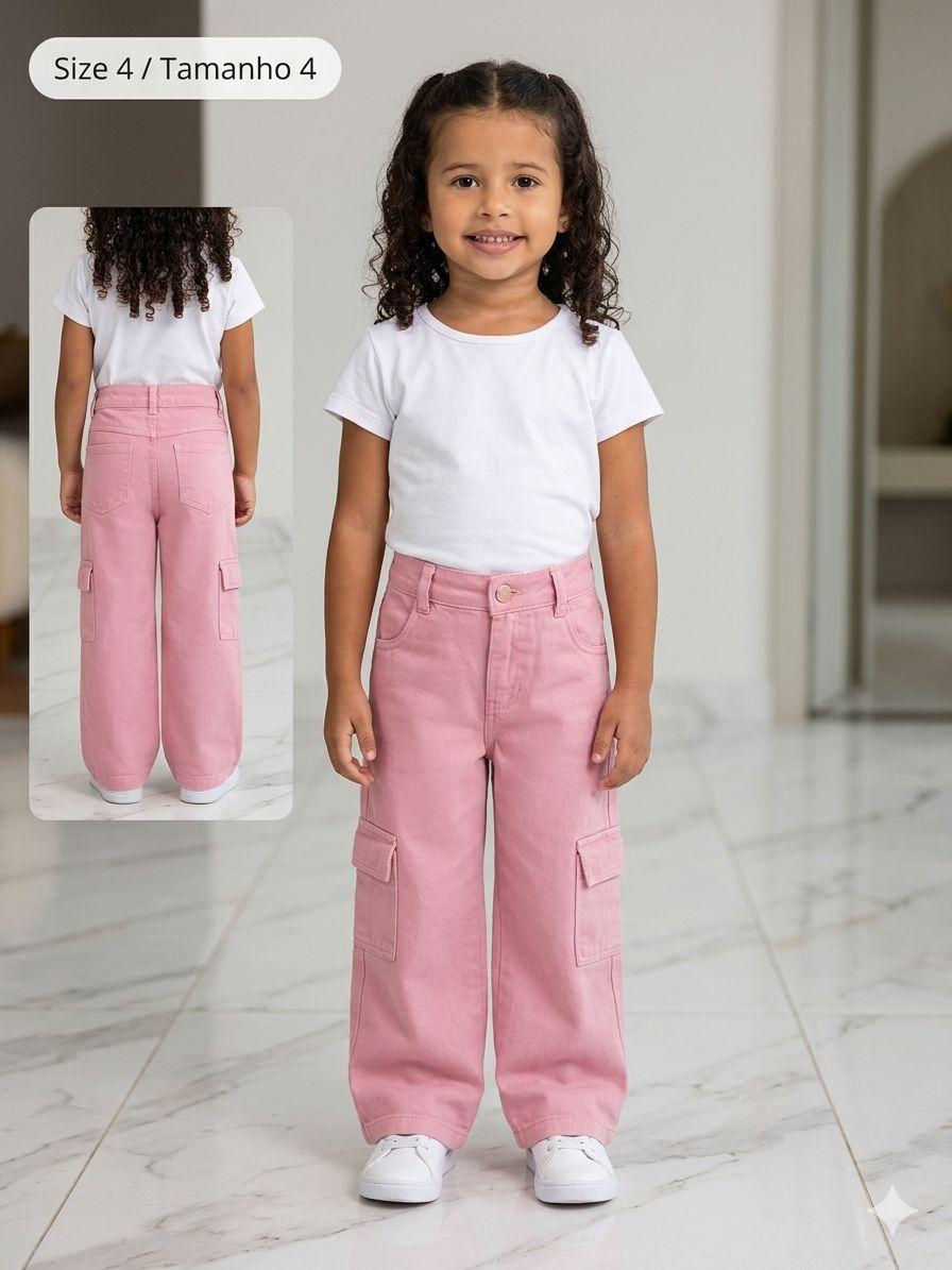 Calça jeans infantil rosa no modelo wide leg / cargo.